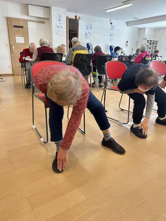 椅子に座って行うストレッチの様子